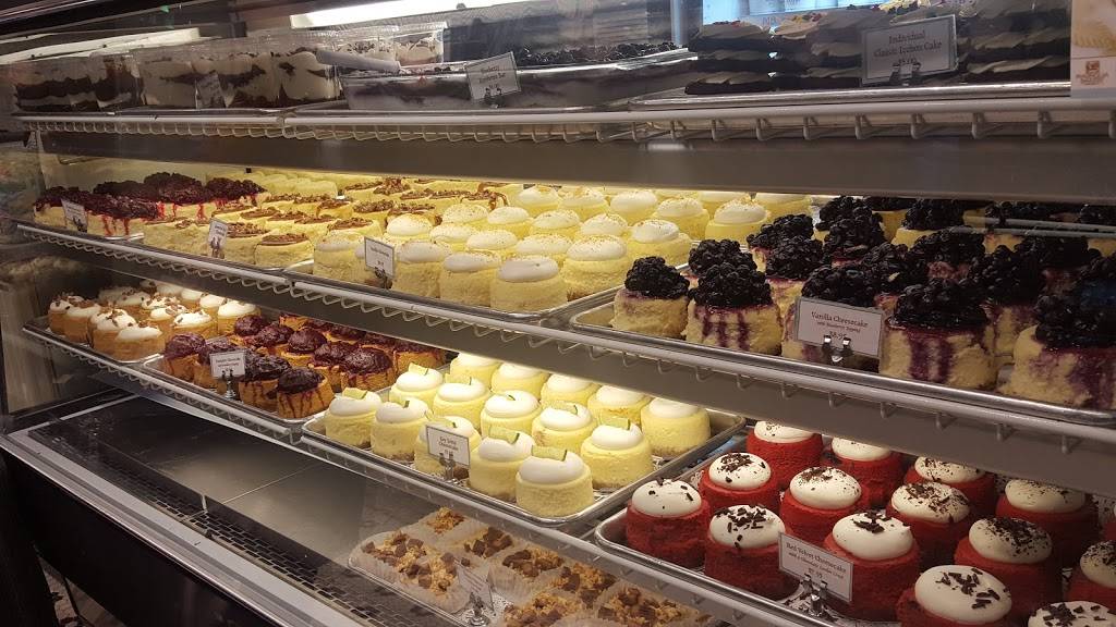 Magnolia Bakery | 50 Massachusetts Ave NE, Washington, DC 20002, USA | Phone: (202) 424-2224