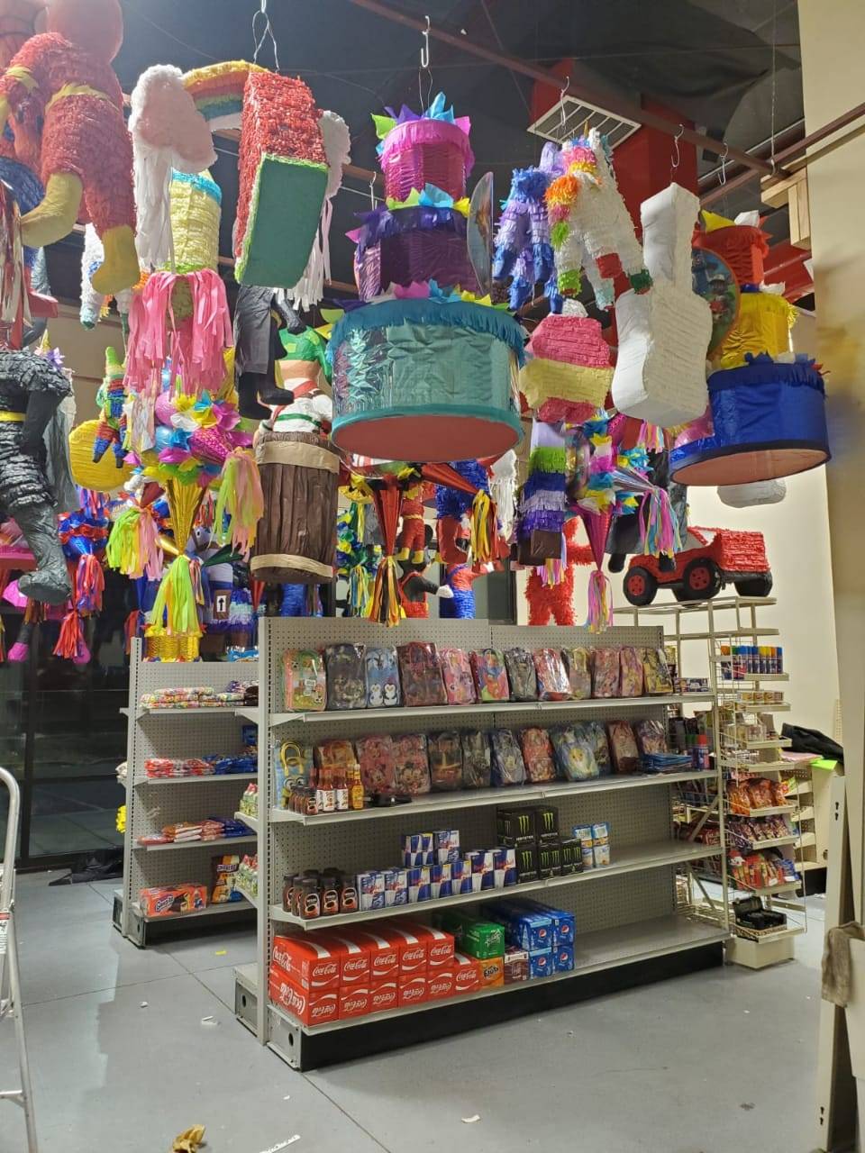 Piñatas la bonita | 1100 Coors Blvd SW, Albuquerque, NM 87121, USA | Phone: (505) 702-7360