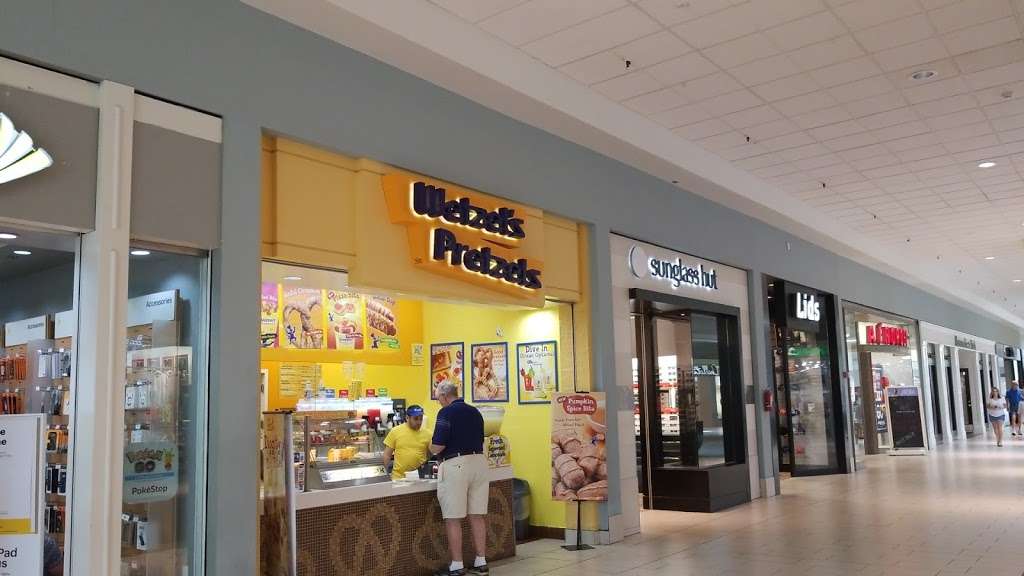 Wetzels Pretzels | Volusia Mall, 1700 W International Speedway Blvd #135, Daytona Beach, FL 32114, USA | Phone: (386) 256-7534