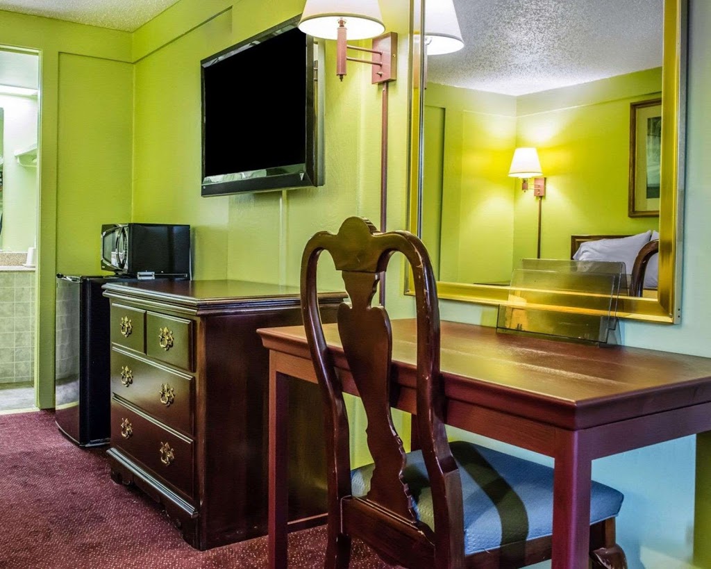 Econo Lodge Pittsburgh I-79 | 4800 Steubenville Pike, Pittsburgh, PA 15205, USA | Phone: (412) 922-6900