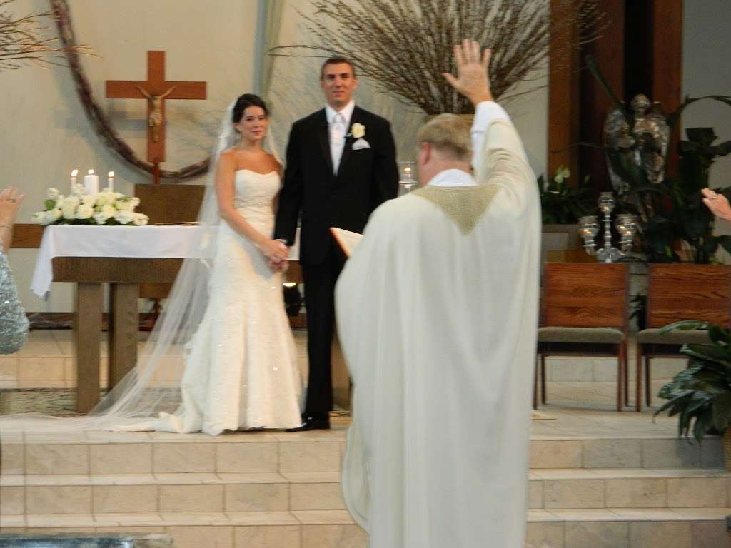 Holy Family Catholic Community Parish and Academy | 2515 W Palatine Rd, Inverness, IL 60067, USA | Phone: (847) 907-3400