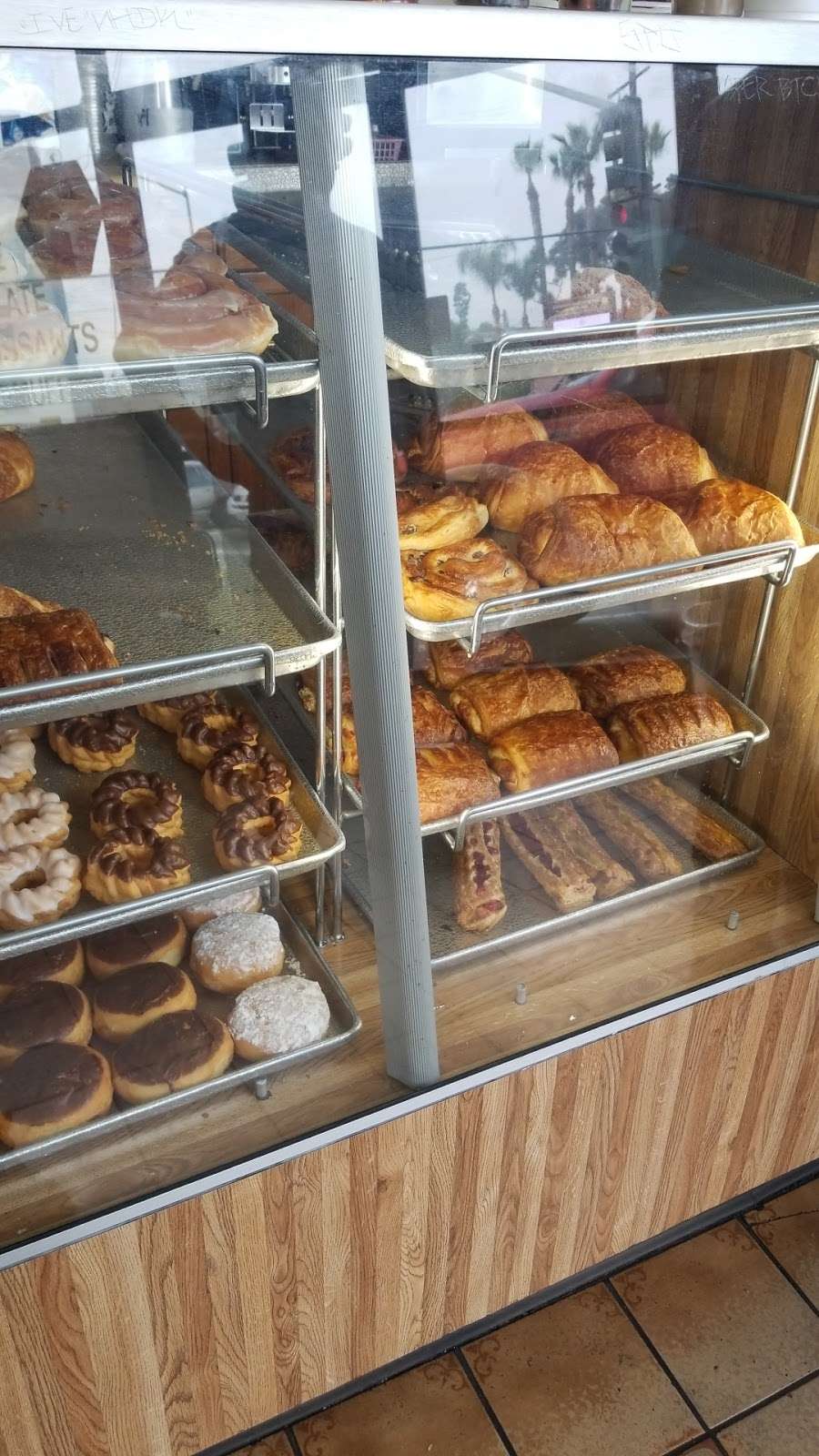 Grannys Donuts | 1681 N Eastern Ave, Los Angeles, CA 90063, USA | Phone: (323) 266-6918