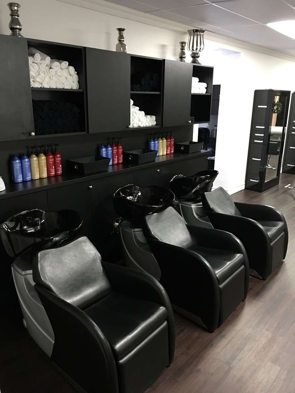 Lehcar Láuren Salon | 140 W Main St, East Islip, NY 11730, USA | Phone: (631) 581-2200