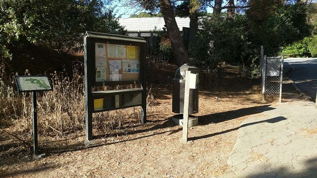 Water Dog Lake trail entrance | Lake Road Trail, Belmont, CA 94002