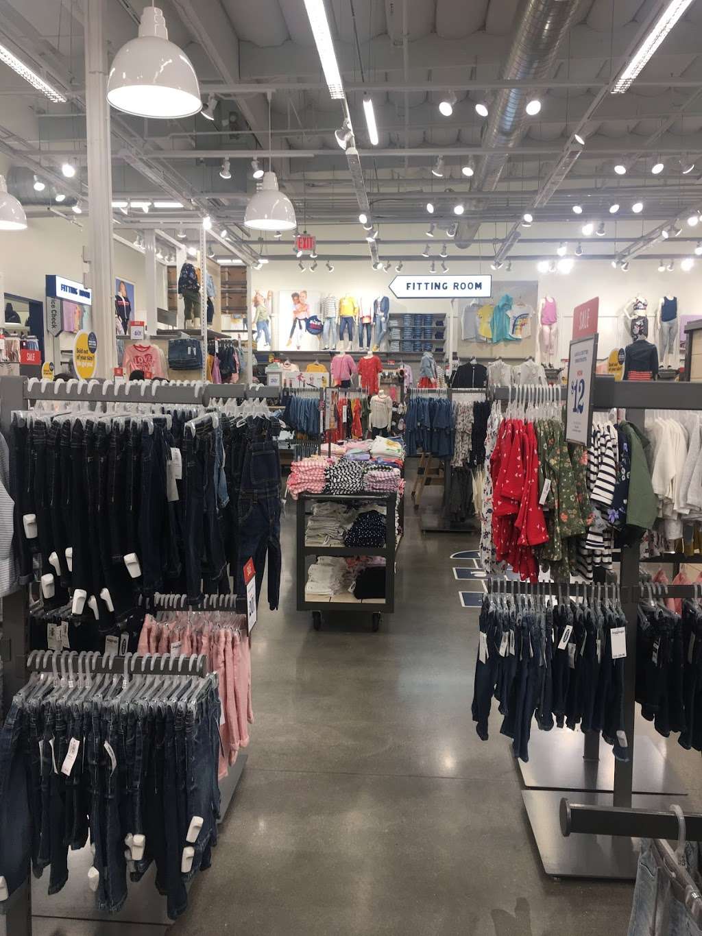 Old Navy | 1245 W Renaissance Pkwy, Rialto, CA 92376 | Phone: (909) 574-2556