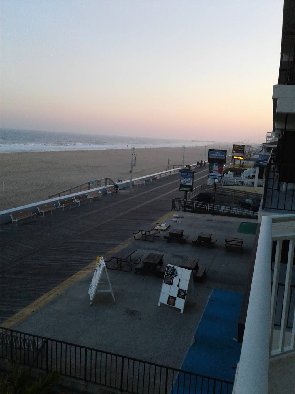 Beach Daze | 1201 N Atlantic Ave, Ocean City, MD 21842, USA | Phone: (410) 289-2027