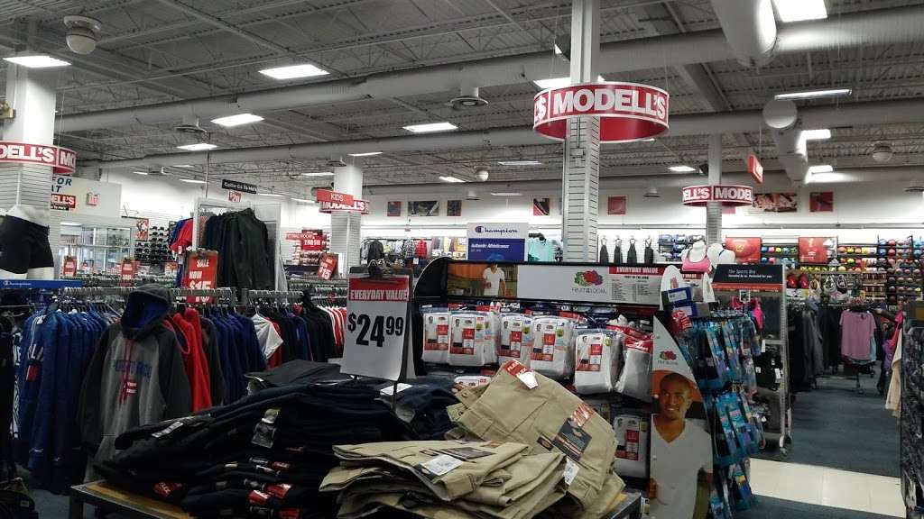 Modells Sporting Goods | 30-50 77th St, East Elmhurst, NY 11370, USA | Phone: (718) 565-1600