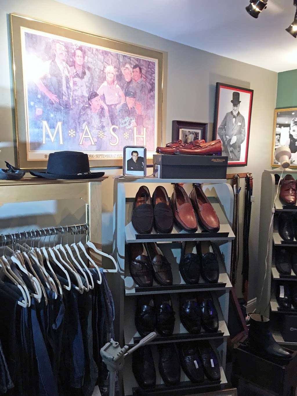 G&G Unique Consignment Boutique | 120 E King St, Malvern, PA 19355, USA | Phone: (610) 407-4577