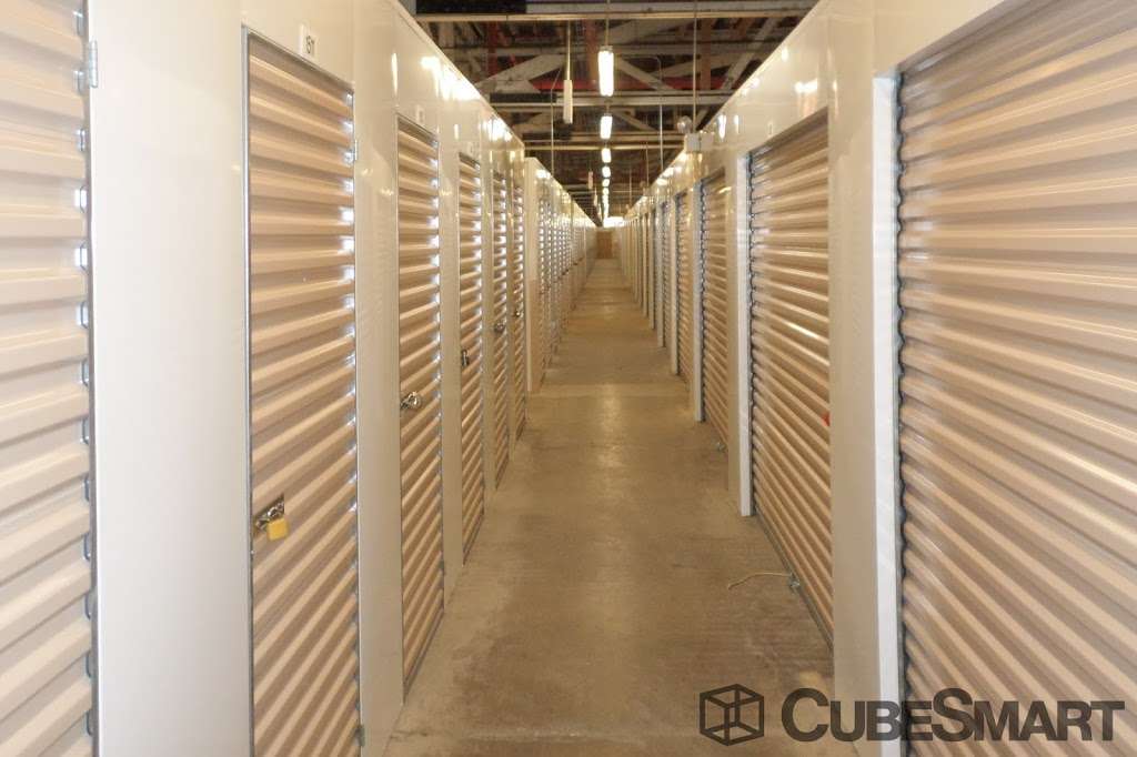 CubeSmart Self Storage | 6201 S Harlem Ave, Chicago, IL 60638, USA | Phone: (773) 586-0400