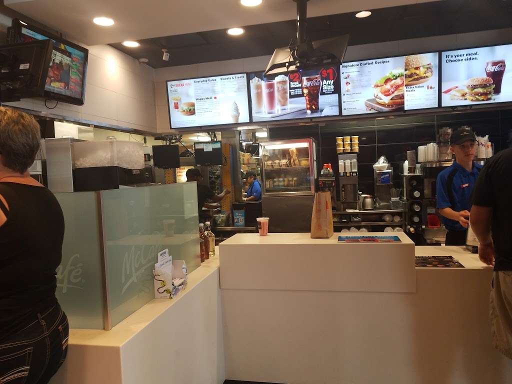 McDonalds | 3706 Gulf Fwy, Dickinson, TX 77539 | Phone: (281) 337-3390