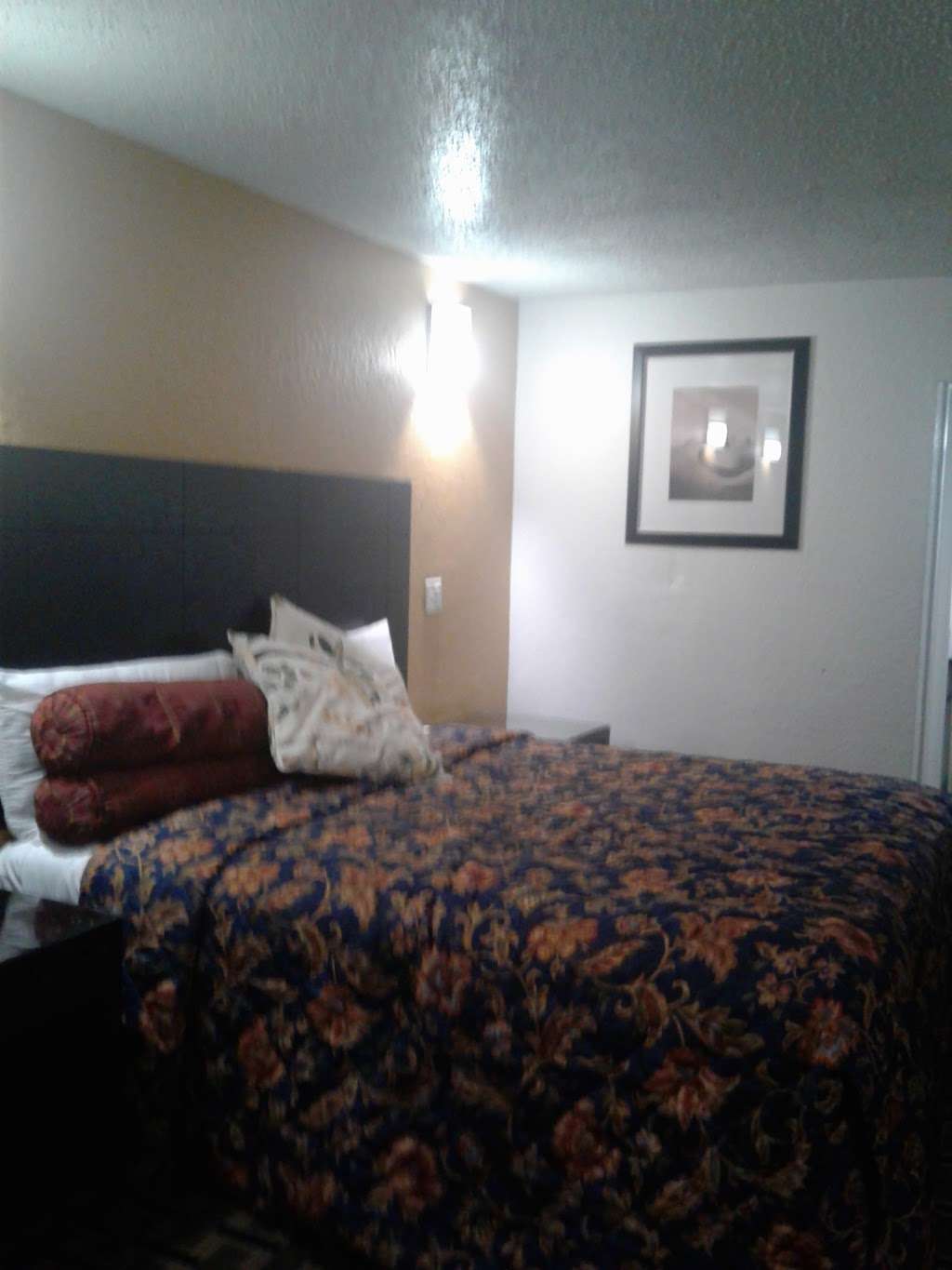 New Six Inn & Suites, Houston | 5555 W 34th St, Houston, TX 77092, USA | Phone: (713) 682-8588
