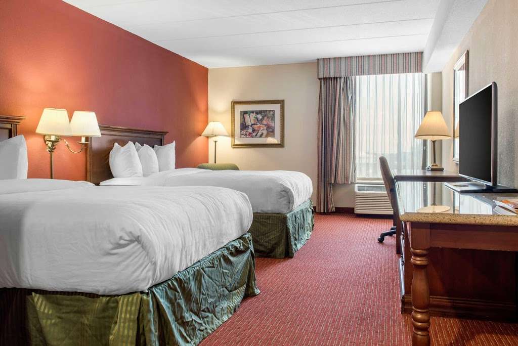 Clarion Hotel Airport | 2500 South High School Road Building A, Indianapolis, IN 46241, USA | Phone: (520) 257-4576