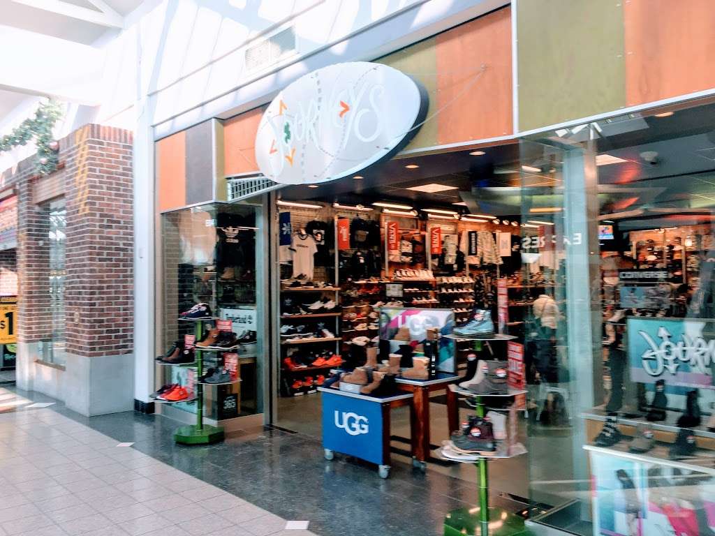 Journeys | 3333 West Touhy Avenue #E04, Lincolnwood, IL 60712, USA | Phone: (847) 676-1374