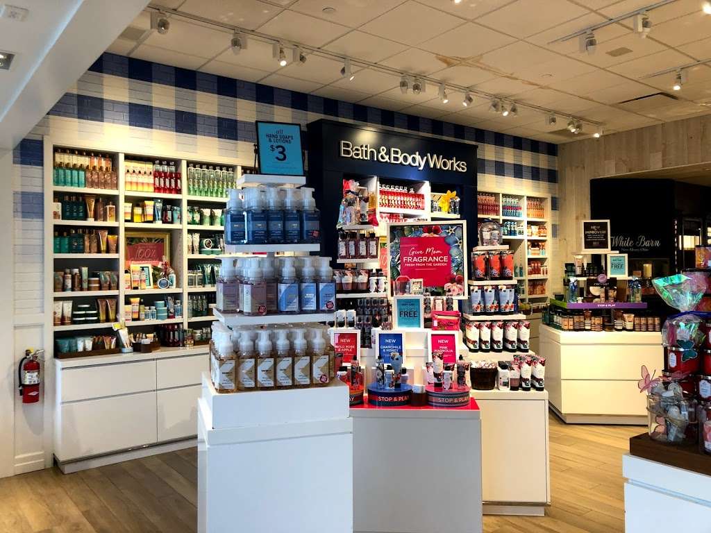 Bath & Body Works | 3207 Golf Rd, Delafield, WI 53018, USA | Phone: (262) 646-2003