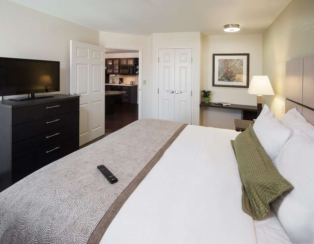 Candlewood Suites Chicago/Libertyville | 1100 North, US-45, Libertyville, IL 60048, USA | Phone: (847) 247-9900