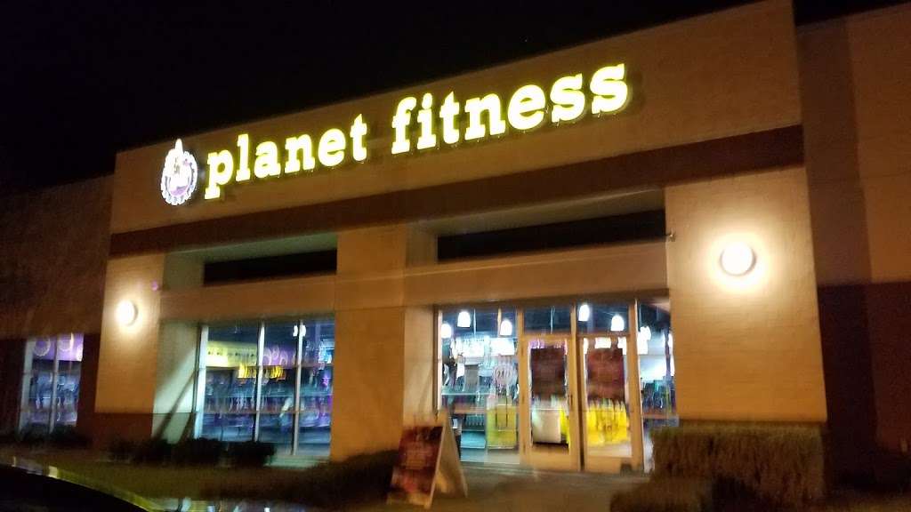 Planet Fitness | 2401 Whitehall Park Dr Ste 500, Charlotte, NC 28273, USA | Phone: (980) 337-4487