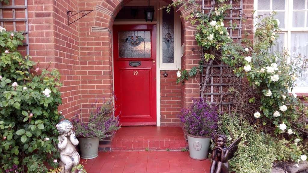 Kingsway Bed And Breakfast | 19 High Rd, Broxbourne EN10 7HU, UK | Phone: 01992 462001