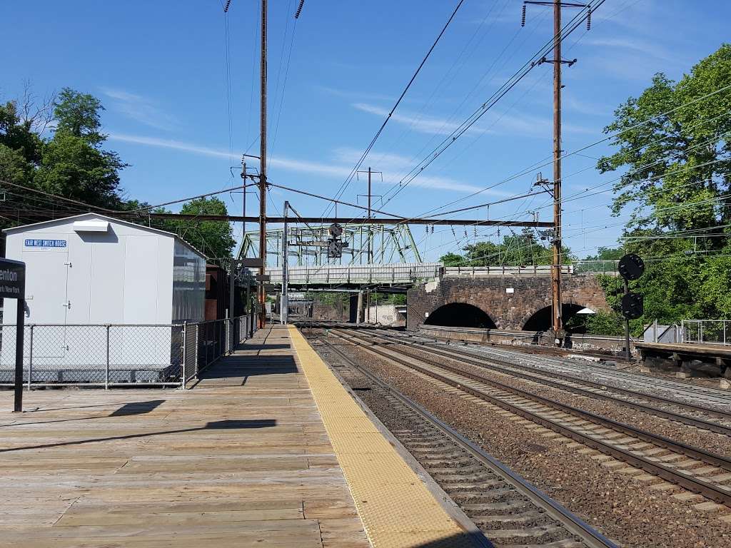 Trenton Transit Center - train station  | Photo 3 of 10 | Address: 72 S Clinton Ave, Trenton, NJ 08609, USA | Phone: (800) 872-7245