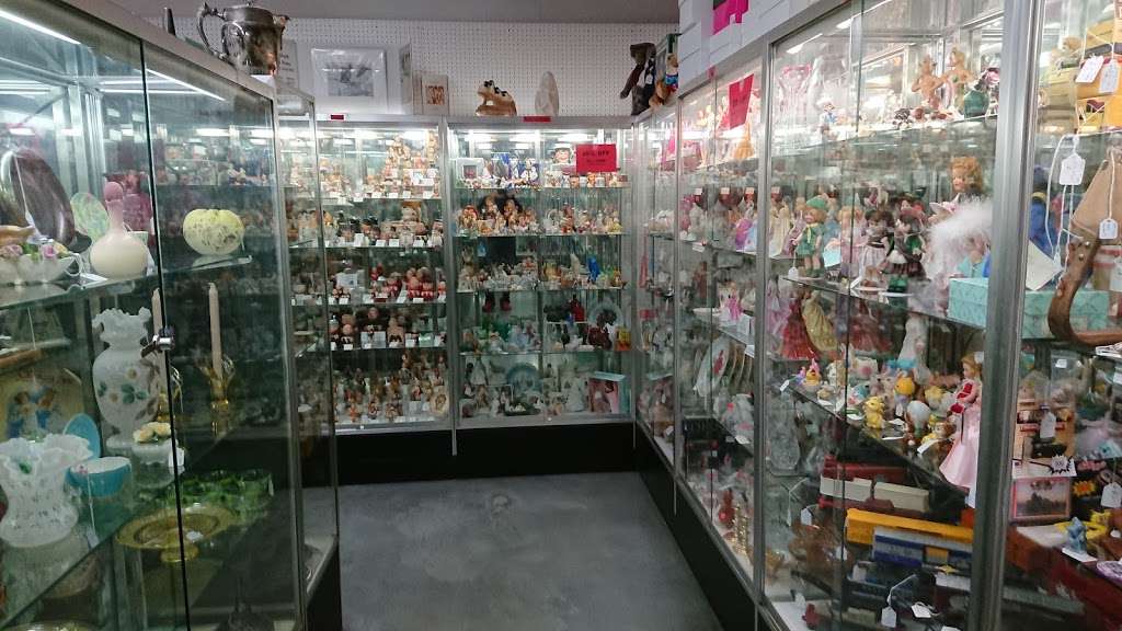 Mad Hatter Antique Mall | 61 Willow St, Adamstown, PA 19501, USA | Phone: (717) 484-4159