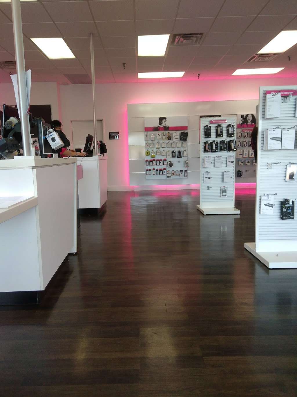 T-Mobile | 6137 Crawfordsville Rd, Indianapolis, IN 46224 | Phone: (317) 672-3257