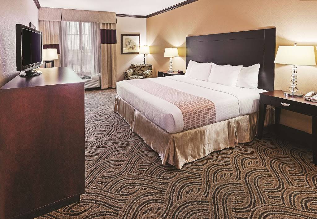 La Quinta Inn & Suites by Wyndham Burleson | 225 E Alsbury Blvd, Burleson, TX 76028, USA | Phone: (817) 447-6565