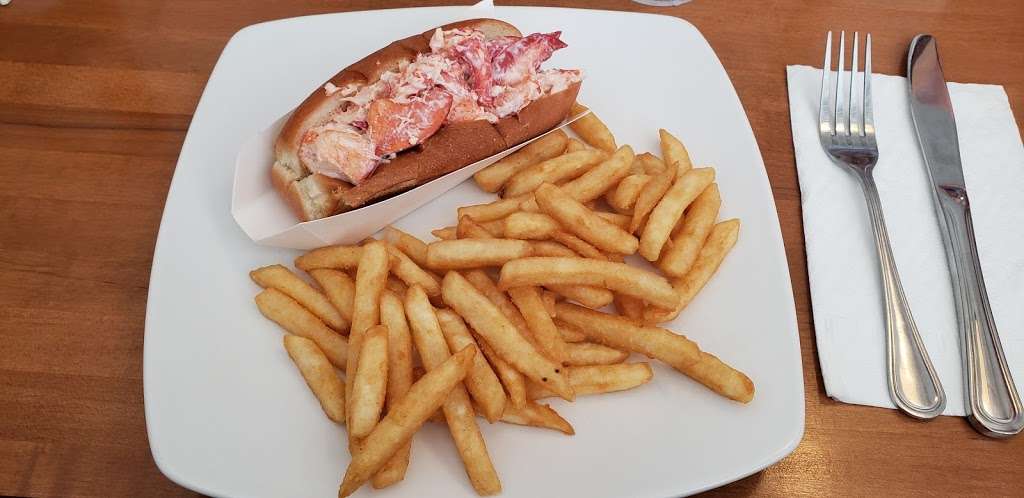 Lobster Boat Restaurant | 273 Derry Rd, Litchfield, NH 03052 | Phone: (603) 882-4988