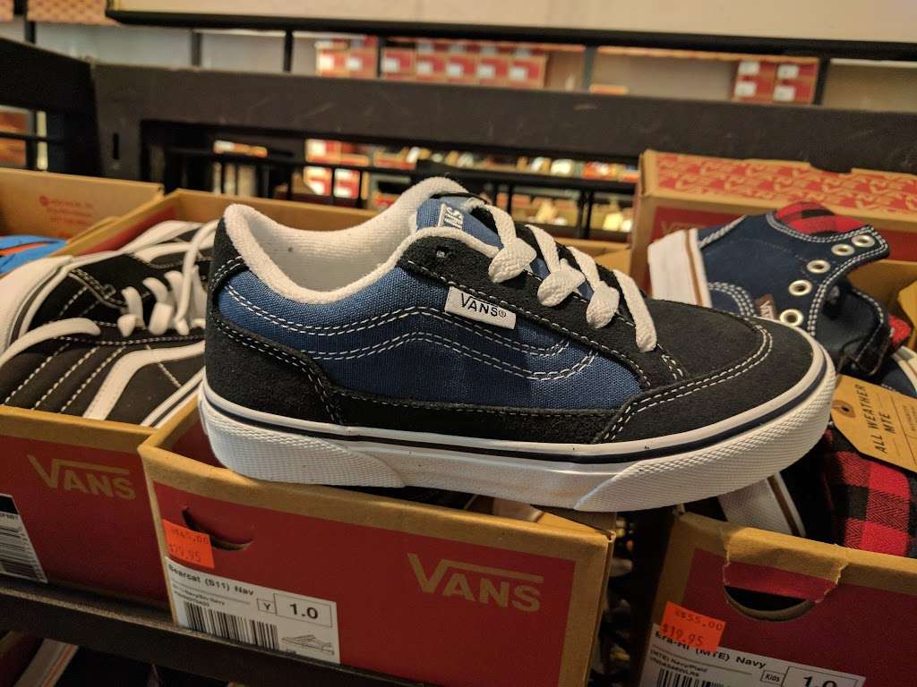 Vans | 1 Premium Outlet Blvd #815, Tinton Falls, NJ 07753, USA | Phone: (732) 493-1516