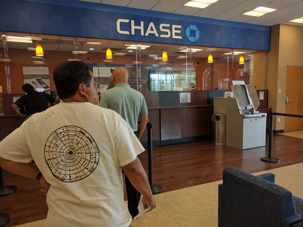 Chase Bank | Photo 2 of 5 | Address: 3209 N Shepherd Dr, Houston, TX 77018, USA | Phone: (713) 869-5428