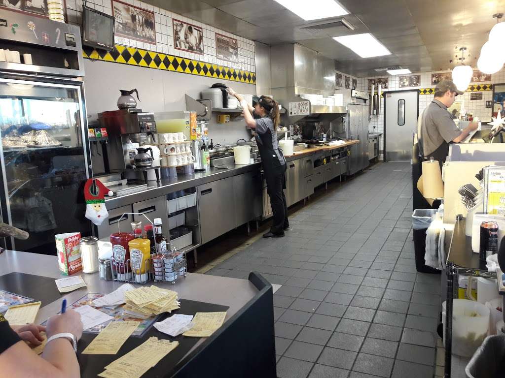 Waffle House | 7401 NE Parvin Rd, Kansas City, MO 64117, USA | Phone: (816) 453-6361