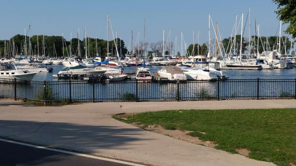 Belmont Harbor Dog Beach | N Lake Shore Dr & Lake Shore Drive Dr, Chicago, IL 60657, USA | Phone: (312) 742-7529