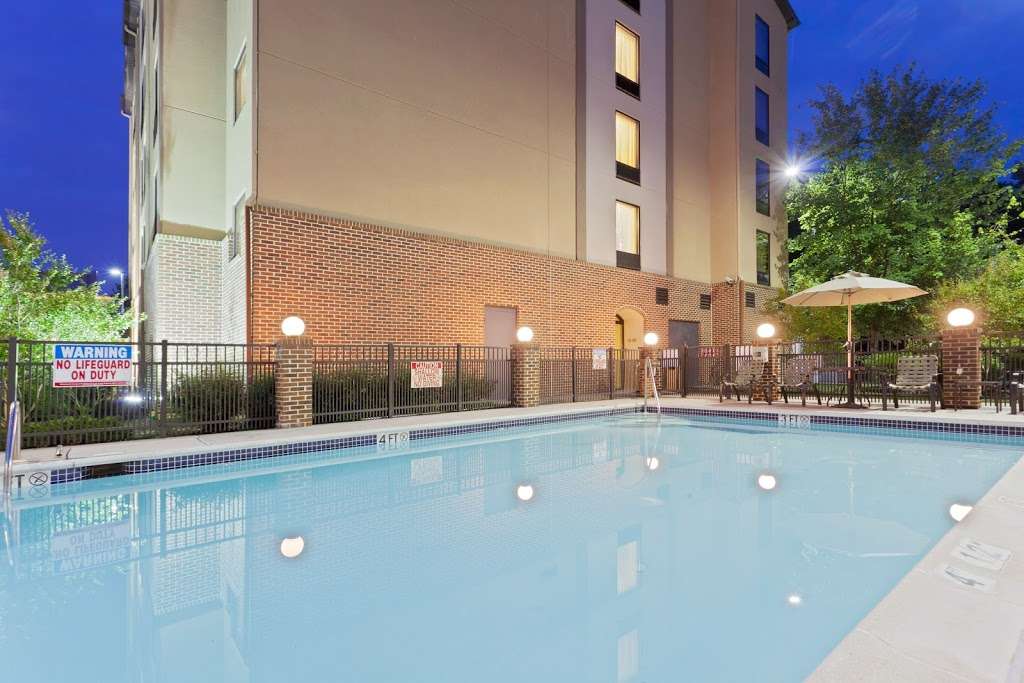 Holiday Inn Express & Suites Dover | 1780 N Dupont Hwy, Dover, DE 19901, USA | Phone: (302) 678-0600