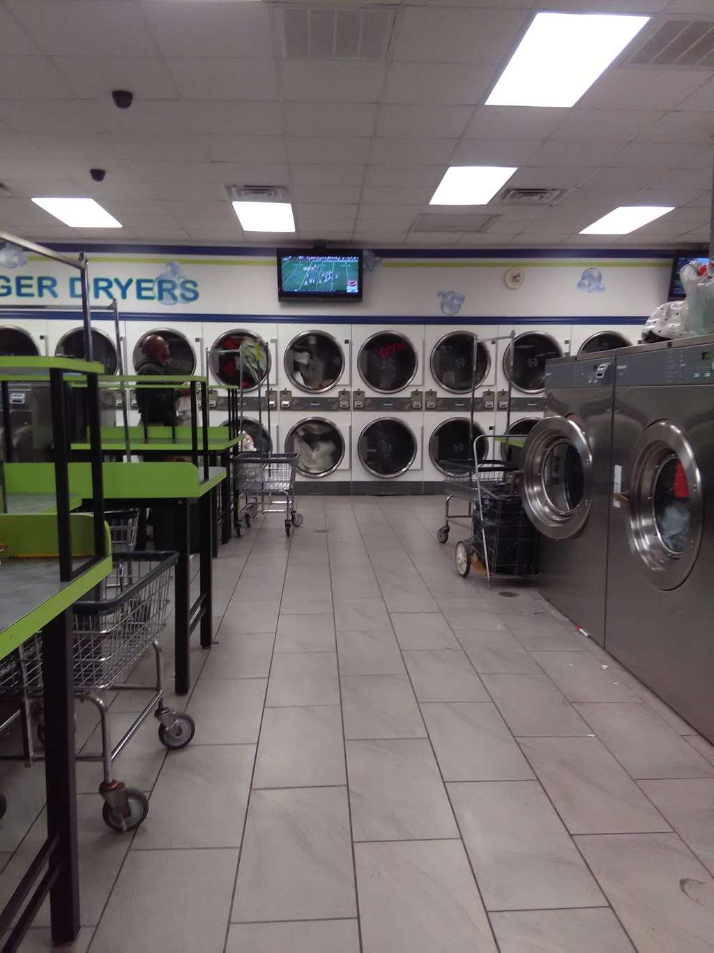 Maywood Laundromat | 922 Madison St, Maywood, IL 60153 | Phone: (708) 223-8080