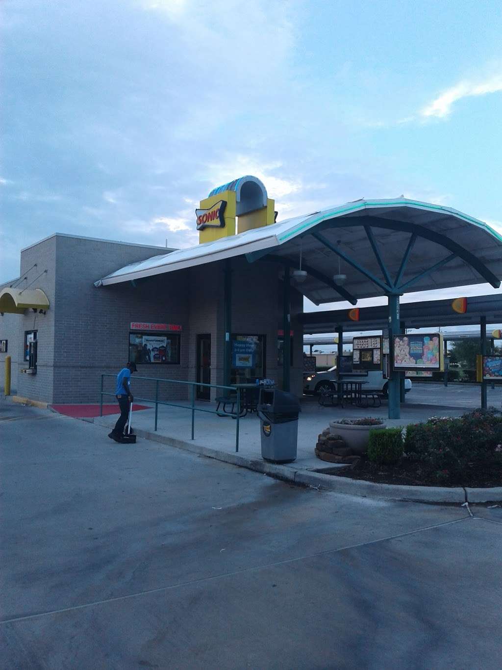 Sonic Drive-In | 9931 Almeda Genoa Rd, Houston, TX 77075, USA | Phone: (713) 941-7274