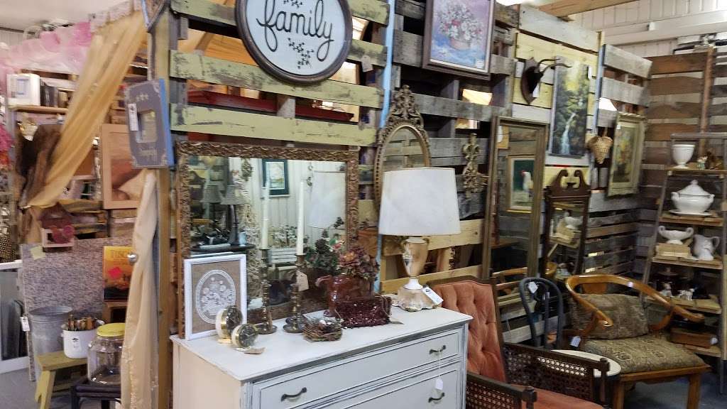 Sister Junktiques Vintage Market | 31549 US-27, Haines City, FL 33844, USA | Phone: (863) 547-9748