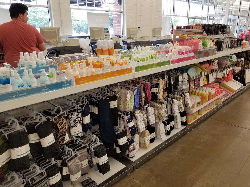 Old Navy | 6711 Frontier Dr, Springfield, VA 22150, USA | Phone: (703) 921-1882