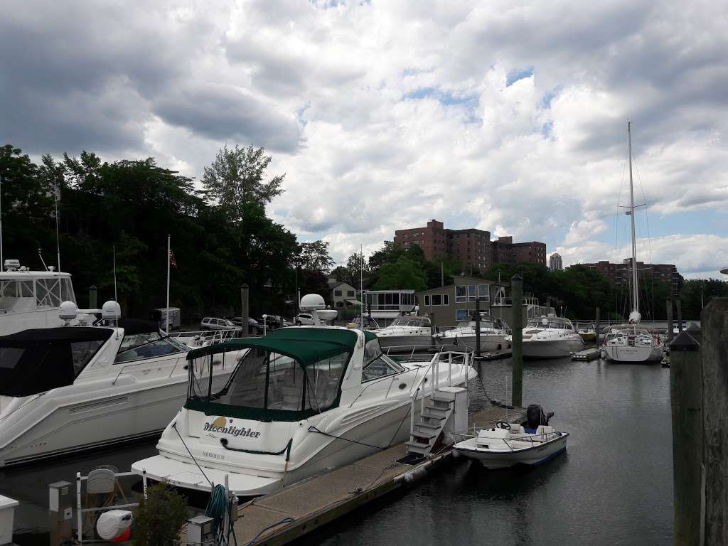 Castaways Yacht Club | 425 Davenport Ave, New Rochelle, NY 10805, USA | Phone: (914) 636-8444