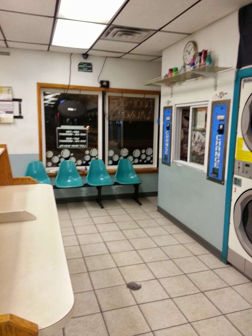 Town Coin Laundry | 624 W Algonquin Rd, Des Plaines, IL 60016 | Phone: (847) 364-9630