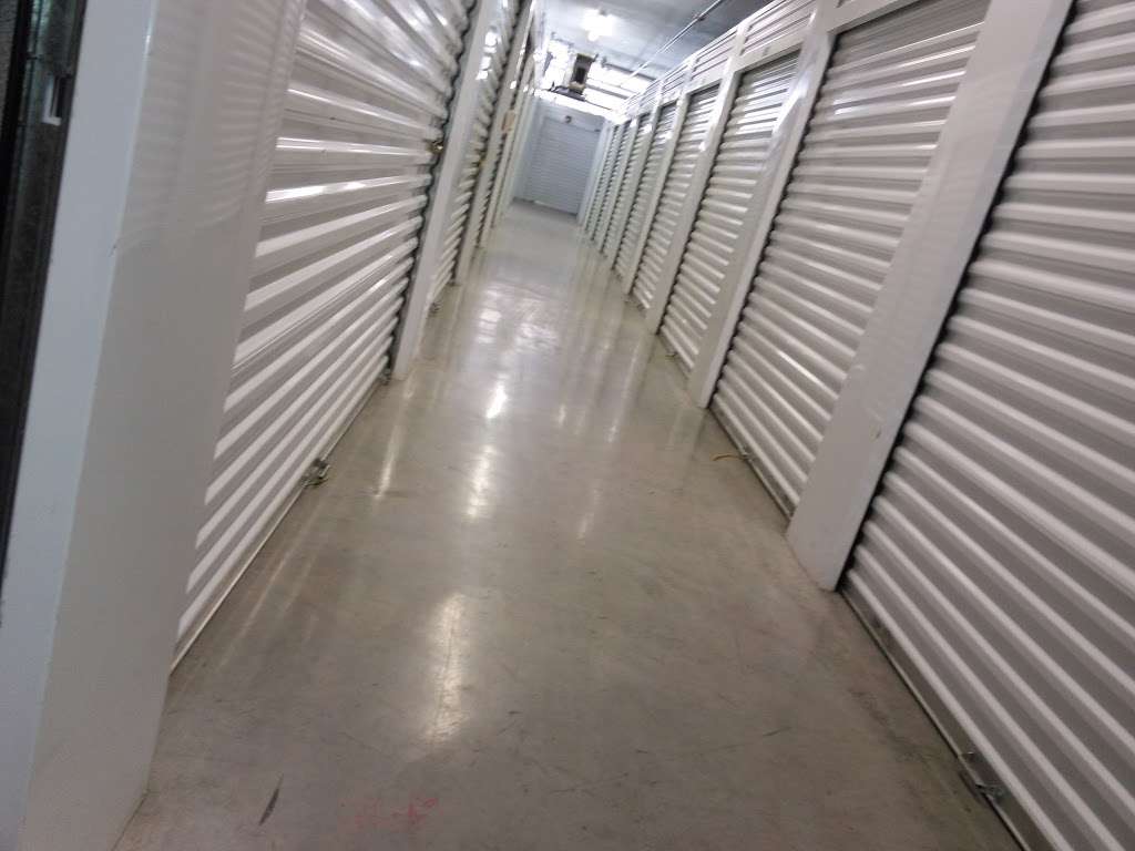 Value Store It Self Storage | 901 N Miami Beach Blvd, North Miami Beach, FL 33162, USA | Phone: (305) 945-4242