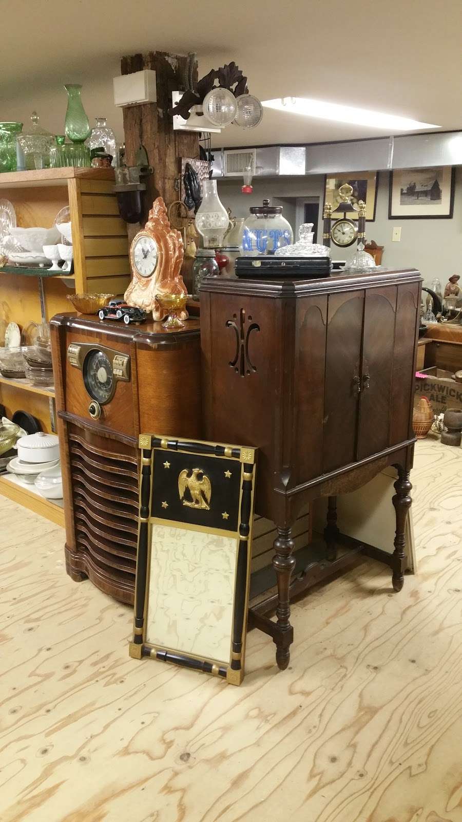 Rustys Antiques & Vintage Collectibles Indoor Flea Market | 34 Old Derry Rd, Hudson, NH 03051 | Phone: (603) 321-6023