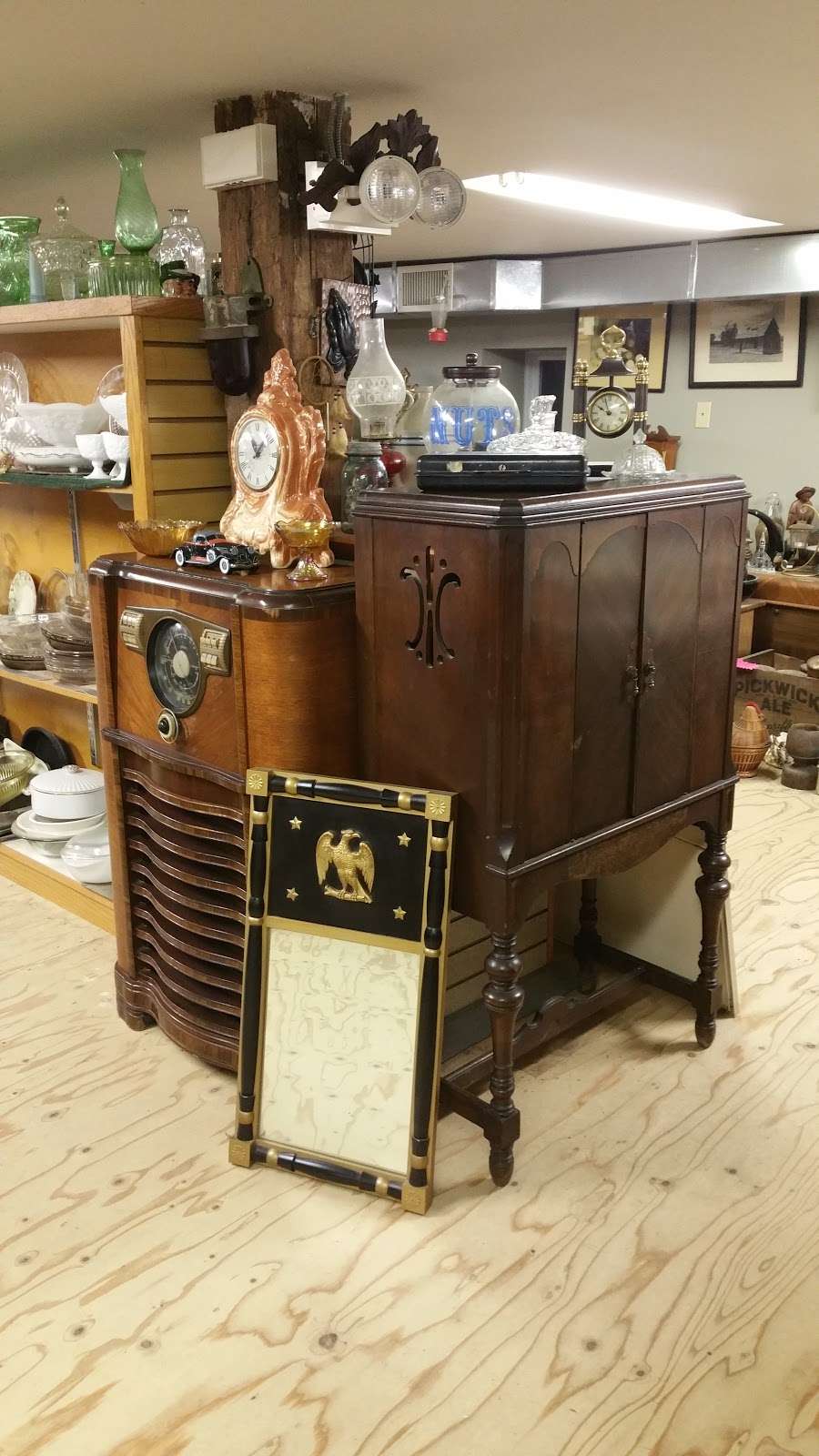 Rustys Antiques & Vintage Collectibles Indoor Flea Market | 34 Old Derry Rd, Hudson, NH 03051, USA | Phone: (603) 321-6023