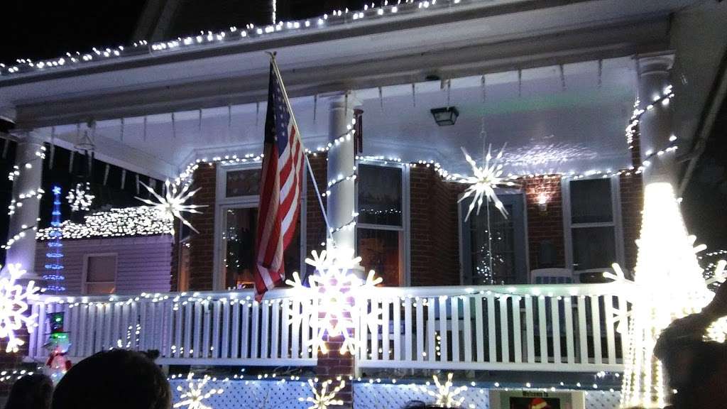 Lights in Greenawalds | 2040 Greenawalds Ave, Allentown, PA 18104, USA | Phone: (484) 894-5420