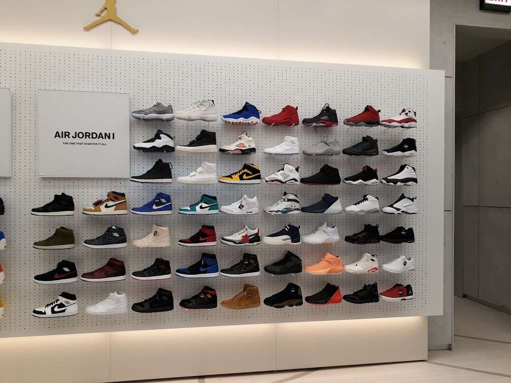 Footaction | 112 W 87th St Ste L3-L4, Chicago, IL 60620, USA | Phone: (773) 224-3258