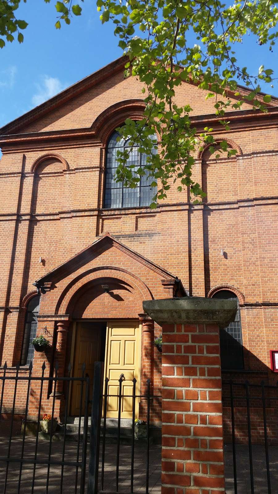Sacred Heart R C Church | 262 Kingston Rd, Teddington TW11 9JQ, UK | Phone: 020 8977 2986