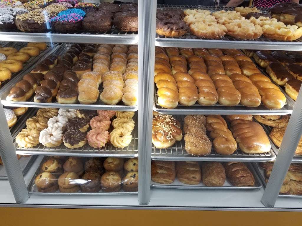 Big Johns Donuts | 1516 W Willow St, Long Beach, CA 90810, USA | Phone: (562) 427-4613