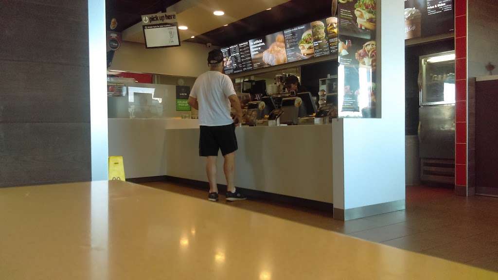 McDonalds | 6200 Broadview Village Square, Broadview, IL 60155, USA | Phone: (708) 338-2523