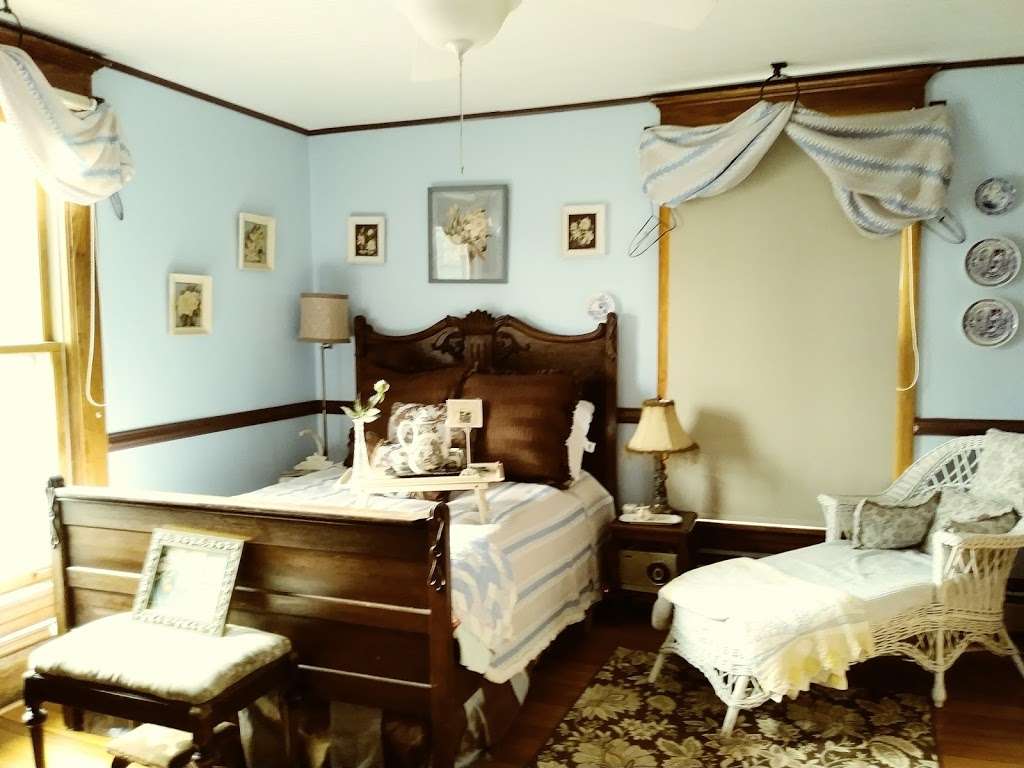 Ingleside Inn B&B | 9291, 403 Washington St, Ingleside, IL 60041, USA | Phone: (815) 321-1325