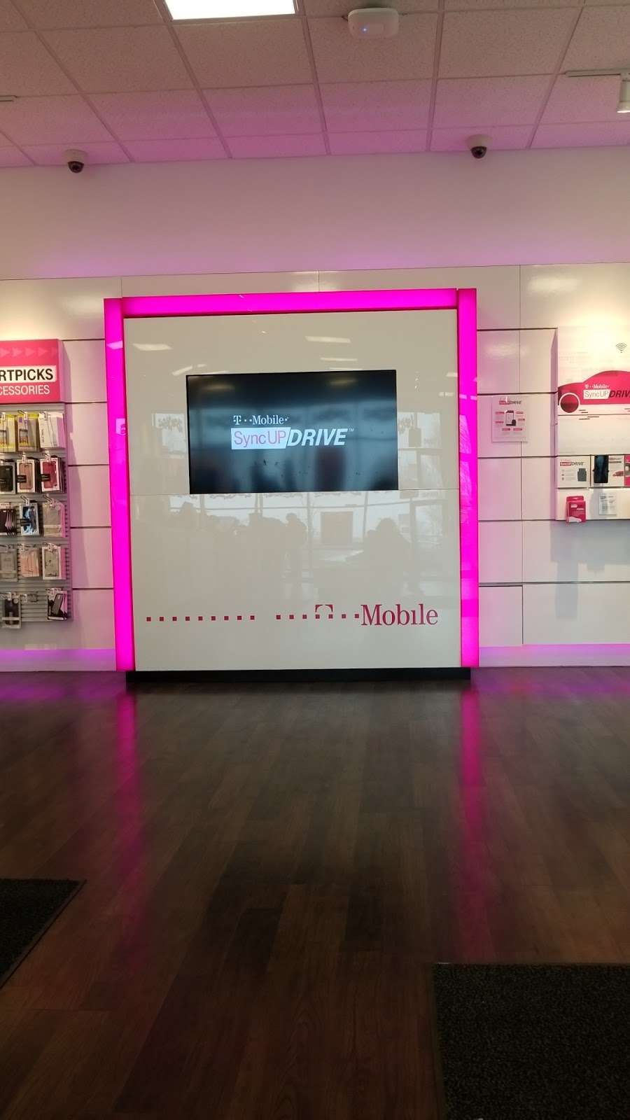 T-Mobile | 3650 S 27th St #100, Milwaukee, WI 53221, USA | Phone: (414) 282-9056