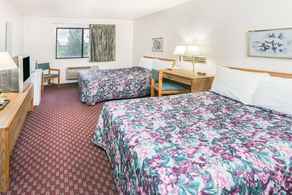 Super 8 by Wyndham Hebron Lowell Area | 3423 E 181st Ave, Hebron, IN 46341, USA | Phone: (219) 696-8888