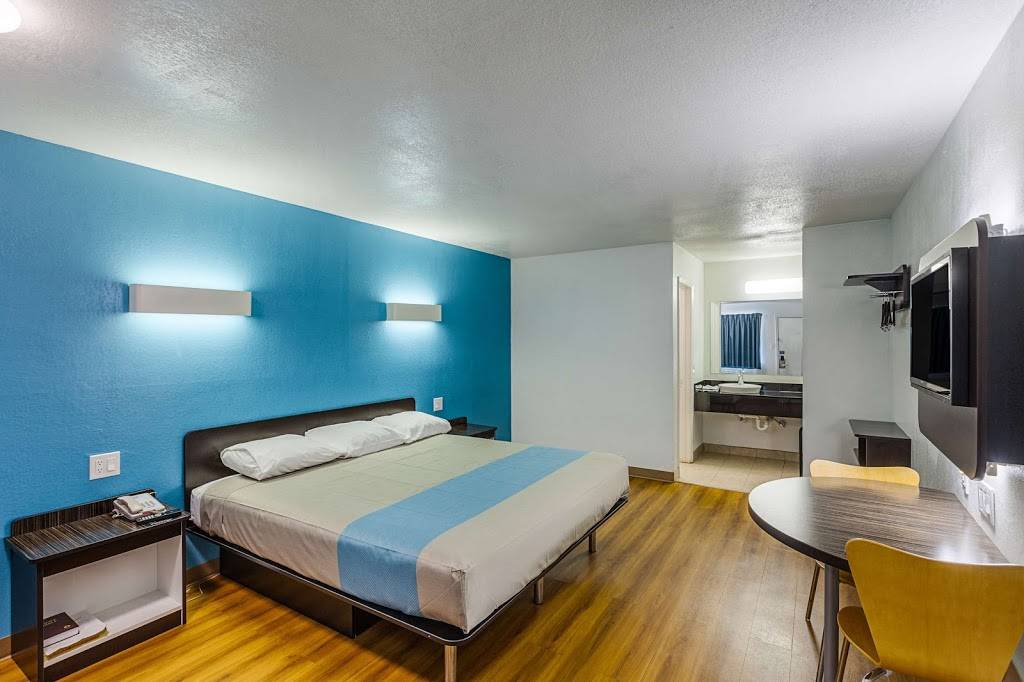 Motel 6 Fort Worth, TX - Convention Center | 913 E Northside Dr, Fort Worth, TX 76102, USA | Phone: (817) 332-9693