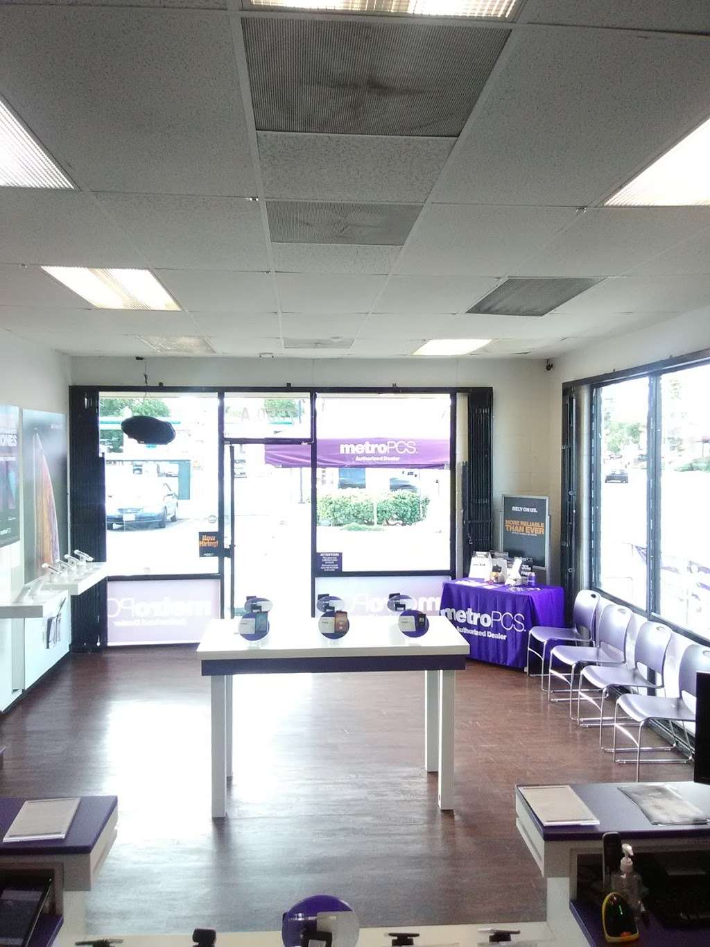 Metro by T-Mobile | 7550 Tampa Ave Ste A, Reseda, CA 91335 | Phone: (888) 863-8768